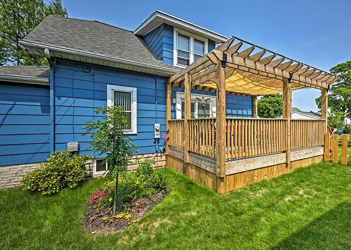 'Aj'S Retreat' W/ Deck: Walk To Lake Michigan!
